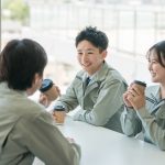 休憩中に話をする会社員のイメージ