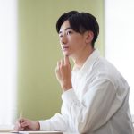 大学の図書室で勉強をする学生