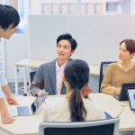 ミーティング中の会社員のイメージ