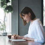 スケジュール帳を書いている学生