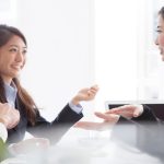 ミーティング中の社会人のイメージ