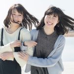 外を散歩する２人の学生