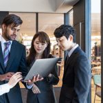 ミーティング中の会社員