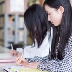 図書室で勉強する学生