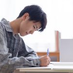 自宅で勉強する学生