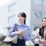 キャンパス内で話をする学生たち