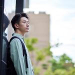 物思いにふける学生のイメージ