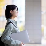 キャンパス内を歩く学生のイメージ