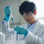 実験をする学生