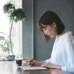 スケジュール帳を書いている学生