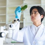 実験をする学生