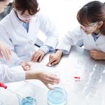 実験をする学生たち